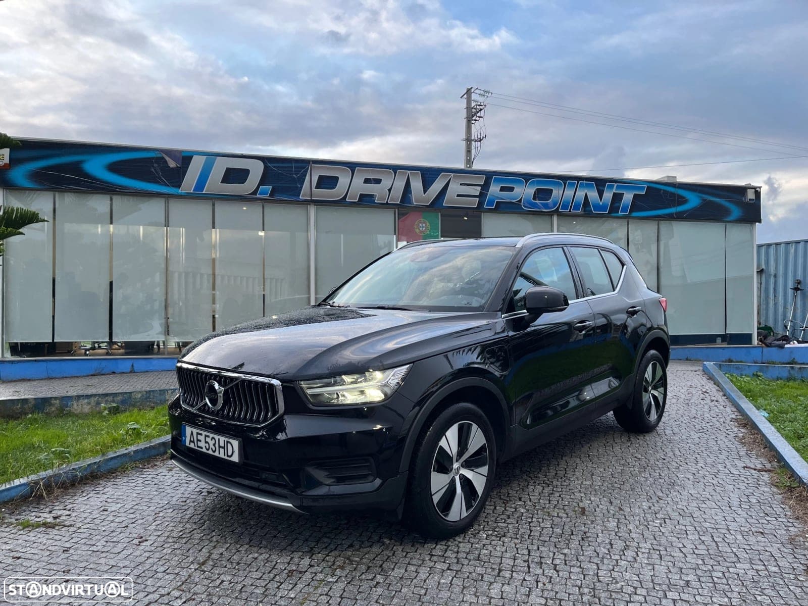 Volvo XC40 negro, vista lateral delantera