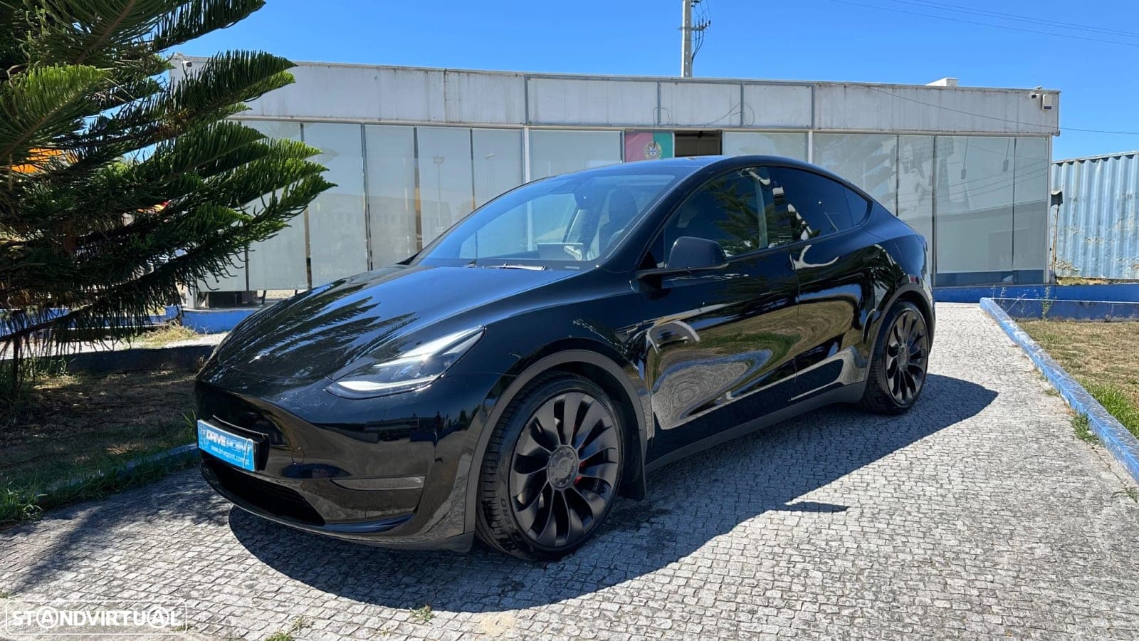 Tesla Model Y negro, vista lateral delantera